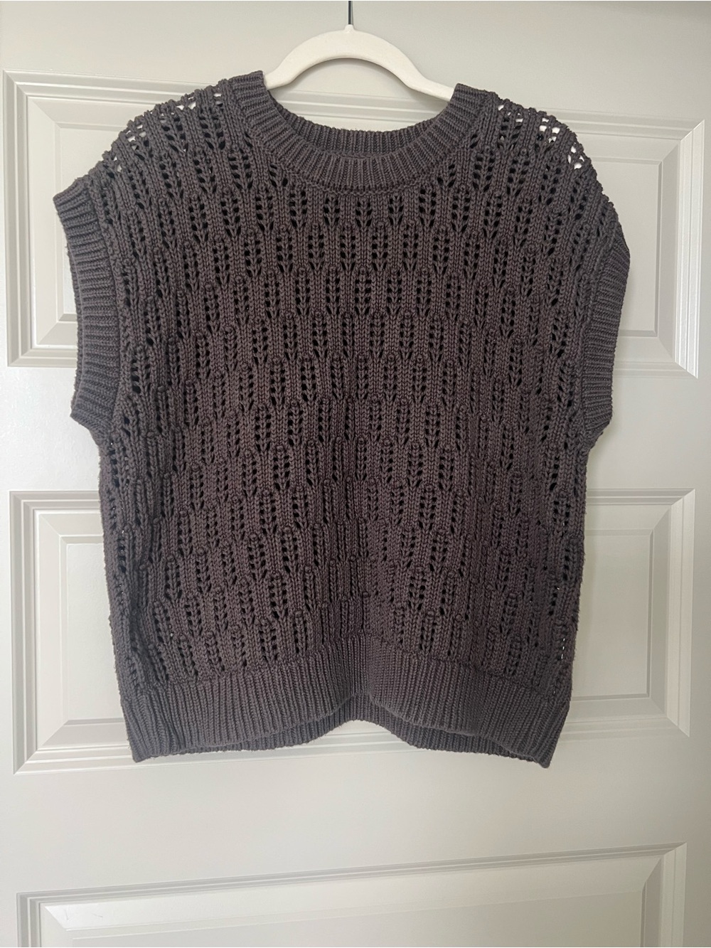 Evereve Knit Sleeveless Crewneck Sweater Vest - Gray